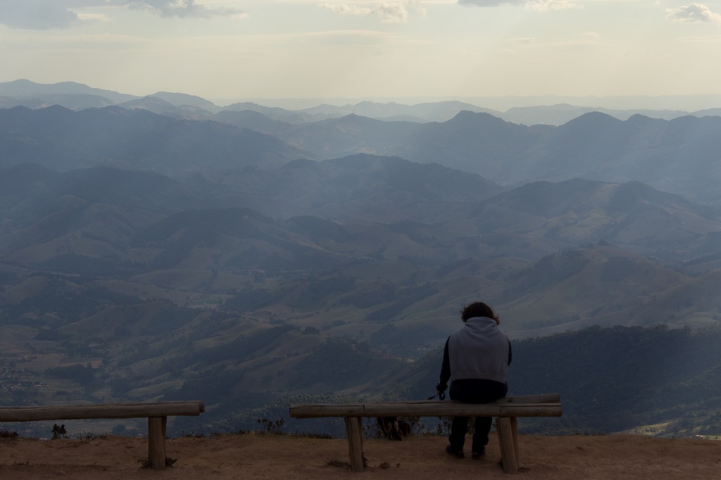 Pessoa contemplando a Serra da Mantiqueira, em São Bento do Sapucaí